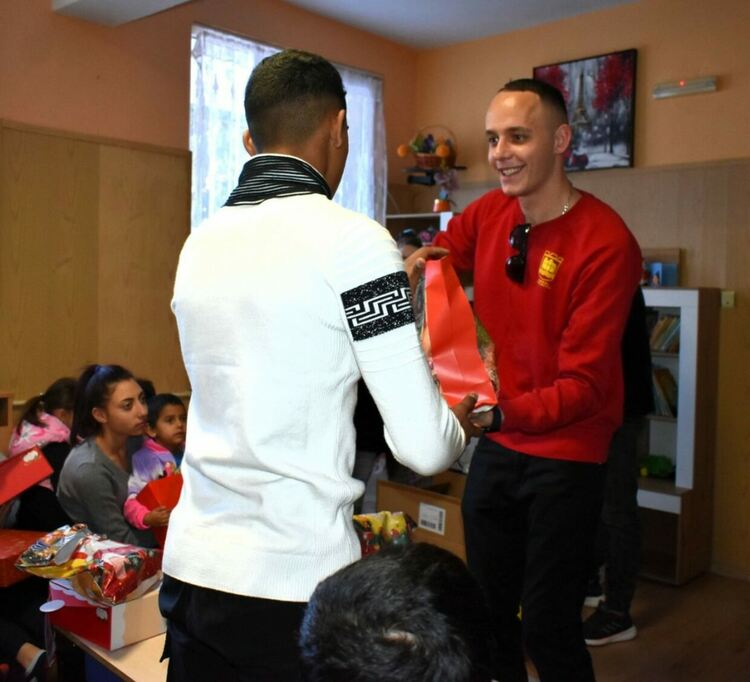 ДФ "Асеневци" и техни приятели направиха подаръци на деца от Нареченски бани