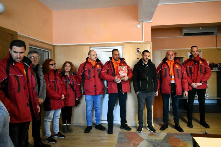 ДФ "Асеневци" и техни приятели направиха подаръци на деца от Нареченски бани