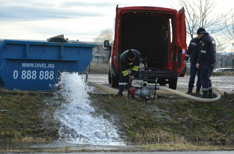 Авария на главен водопровод остави няколко квартала в Хасково без вода