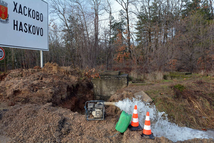 Авария на главен водопровод остави няколко квартала в Хасково без вода