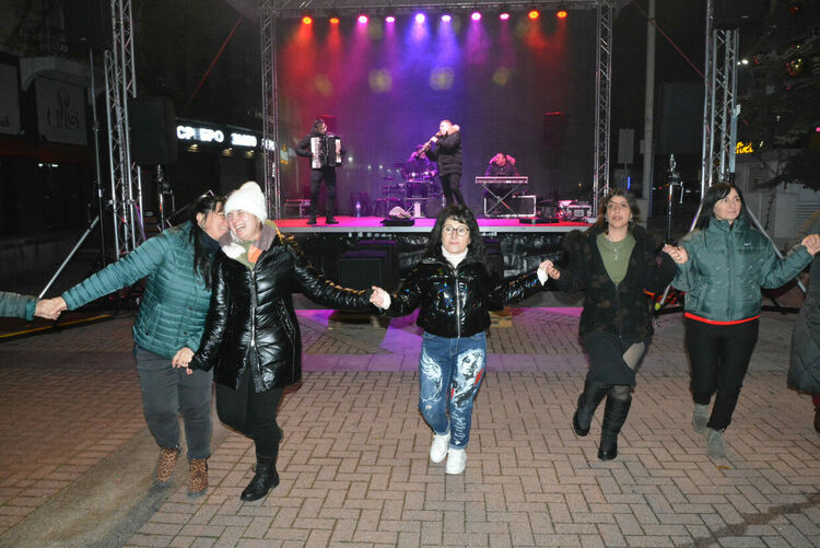 Хасково посрещна Новата 2025 година с хоро и заря