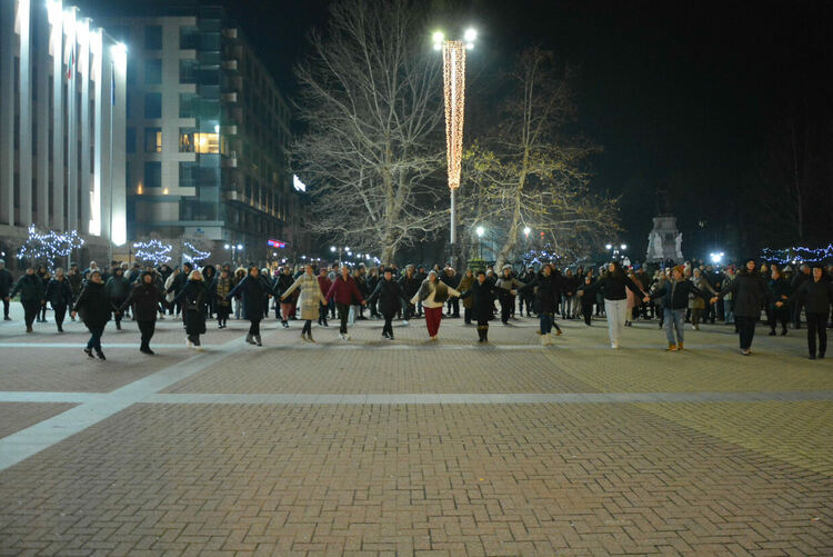 Хасково посрещна Новата 2025 година с хоро и заря