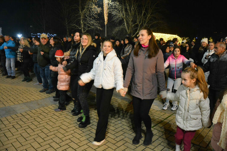 Хасково посрещна Новата 2025 година с хоро и заря