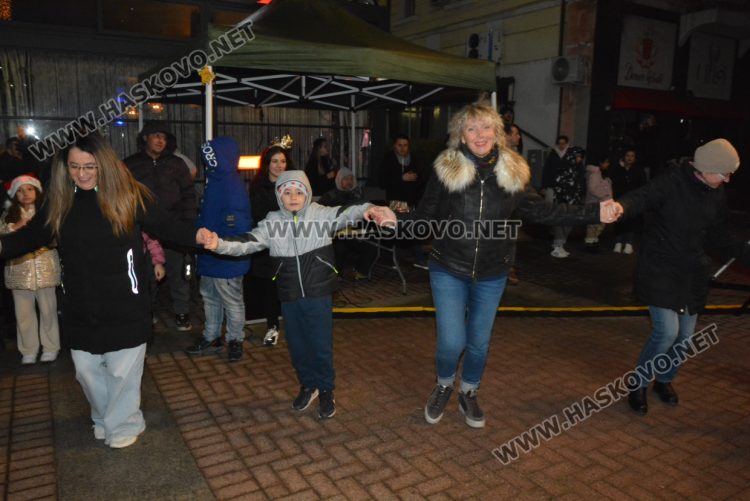 Хасково посрещна Новата 2025 година с хоро и заря