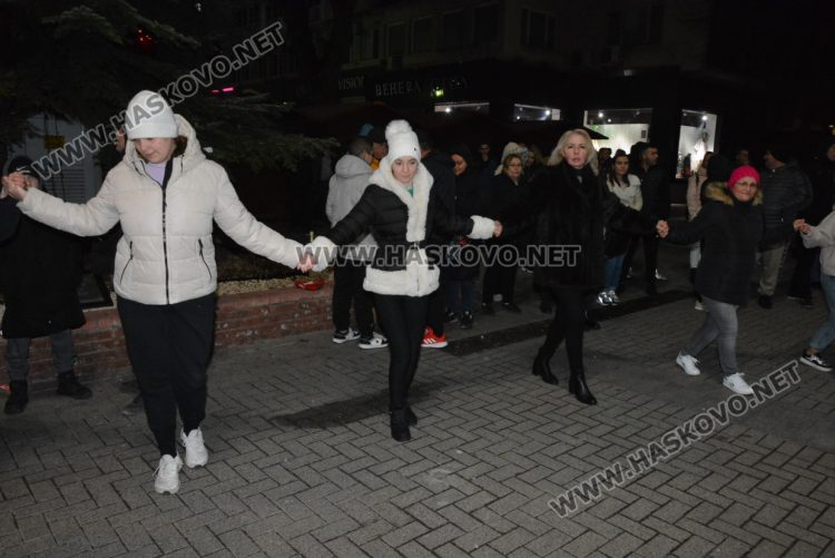 Хасково посрещна Новата 2025 година с хоро и заря