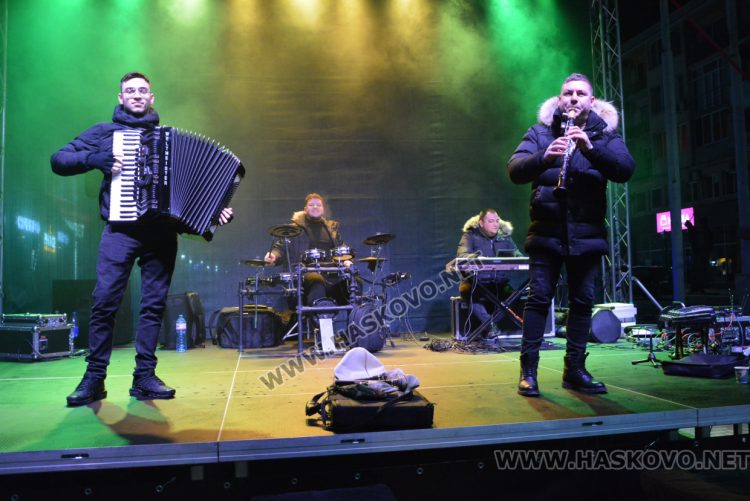 Хасково посрещна Новата 2025 година с хоро и заря