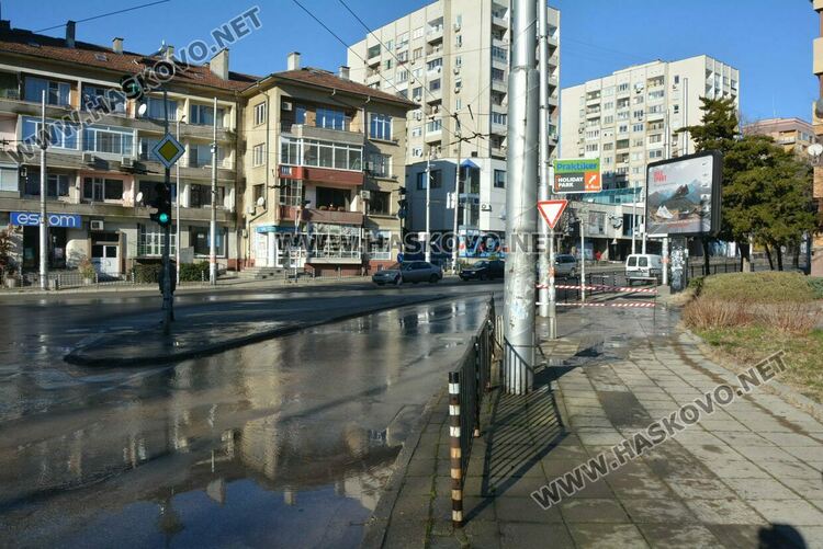 Вода блика на централно кръстовище в Хасково, ВиК ще ремонтират утре