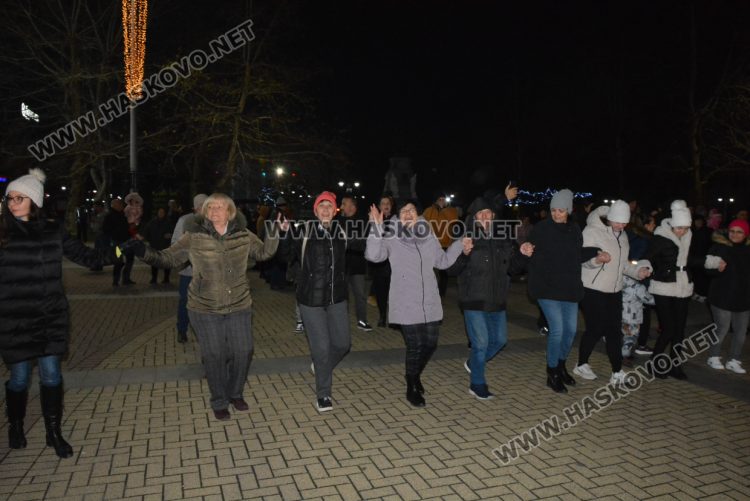 Хасково посрещна Новата 2025 година с хоро и заря
