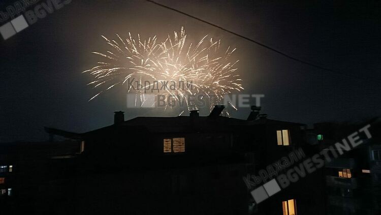 Едночасова заря в Кърджали в Новогодишната нощ, въпреки забраната за ползването на фойерверки 