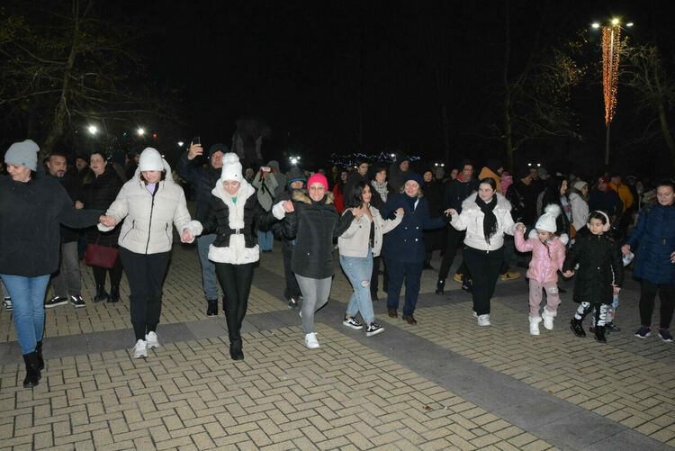 Хасково посрещна Новата 2025 година с хоро и заря