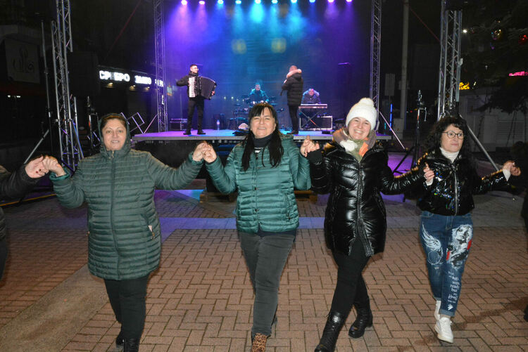 Хасково посрещна Новата 2025 година с хоро и заря