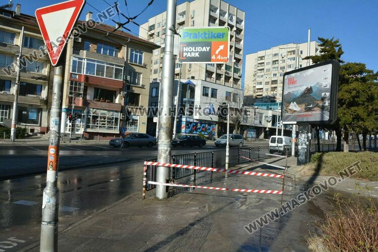 Вода блика на централно кръстовище в Хасково, ВиК ще ремонтират утре