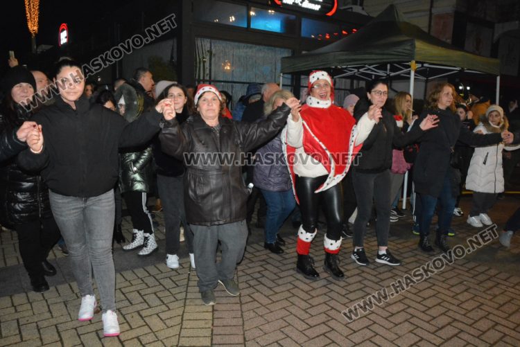 Хасково посрещна Новата 2025 година с хоро и заря