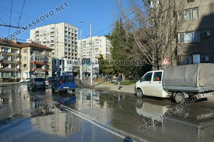 Вода блика на централно кръстовище в Хасково, ВиК ще ремонтират утре