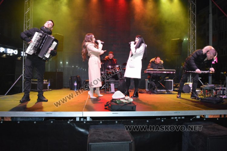 Хасково посрещна Новата 2025 година с хоро и заря