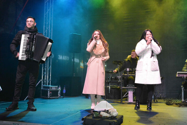 Хасково посрещна Новата 2025 година с хоро и заря