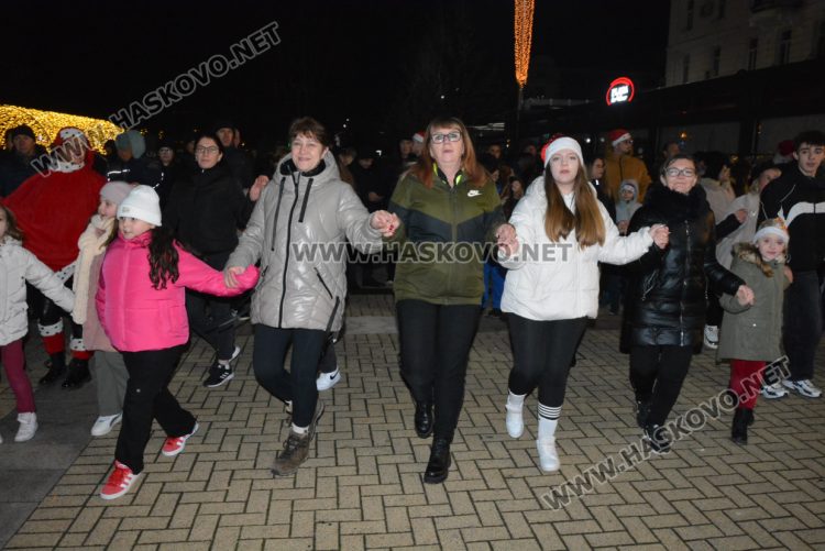 Хасково посрещна Новата 2025 година с хоро и заря