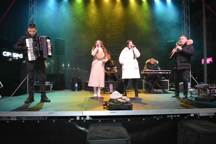 Хасково посрещна Новата 2025 година с хоро и заря