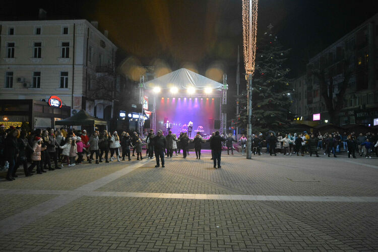 Хасково посрещна Новата 2025 година с хоро и заря