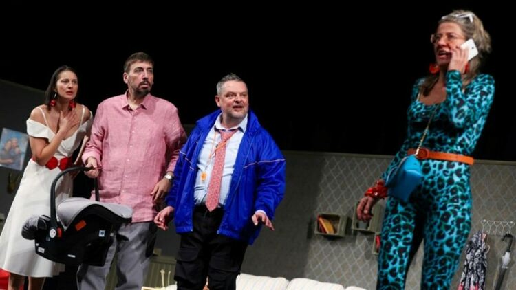 Комедията „Съвършени натрапници“ ще бъде представена в Перник на 28 януари