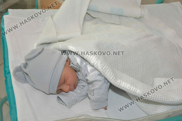 16-годишна роди първото бебе за 2025-а в Хасково