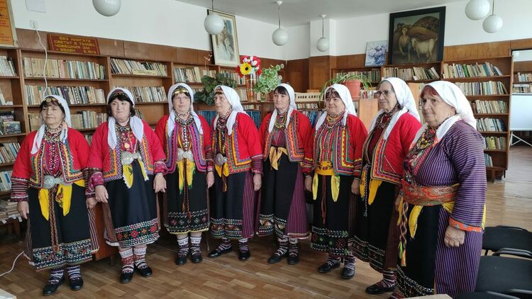 Последните осем пазителки на авренския фолклор