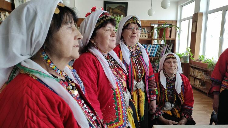 Последните осем пазителки на авренския фолклор