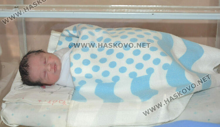16-годишна роди първото бебе за 2025-а в Хасково