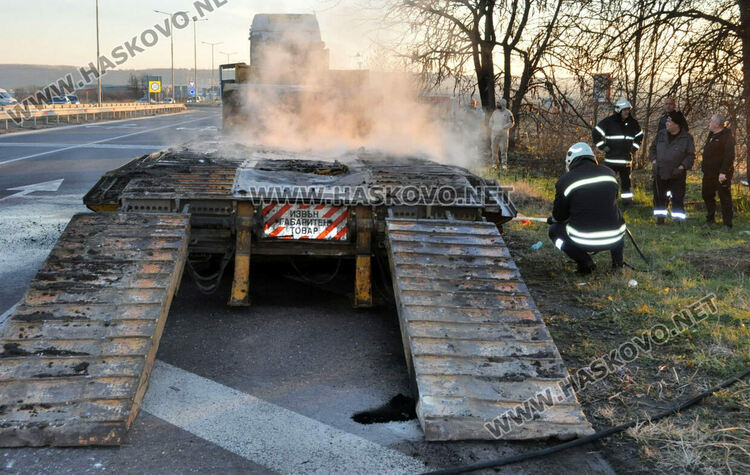 Платформа на тир се запали в движение между Димитровград и Хасково