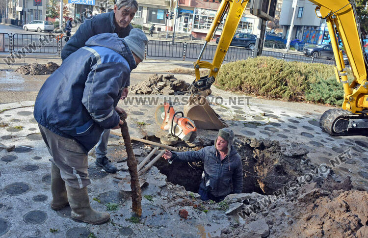 ВиК разкопа паркчето на кръстовището на „Раковски“ и „Съединение“ заради авария