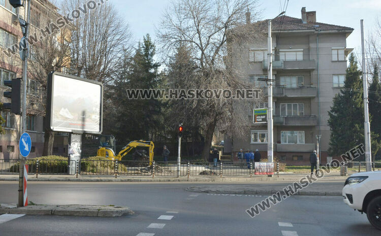 ВиК разкопа паркчето на кръстовището на „Раковски“ и „Съединение“ заради авария