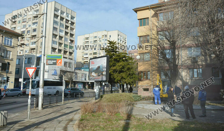 ВиК разкопа паркчето на кръстовището на „Раковски“ и „Съединение“ заради авария