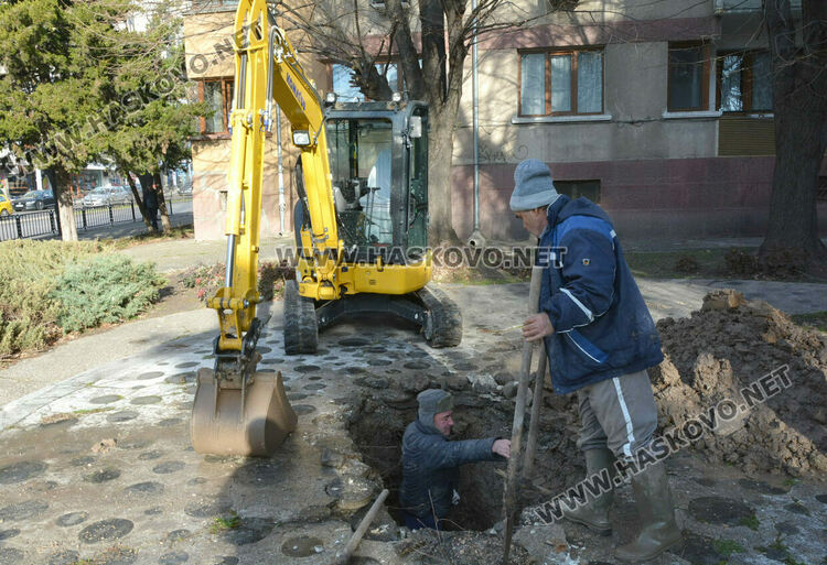 ВиК разкопа паркчето на кръстовището на „Раковски“ и „Съединение“ заради авария