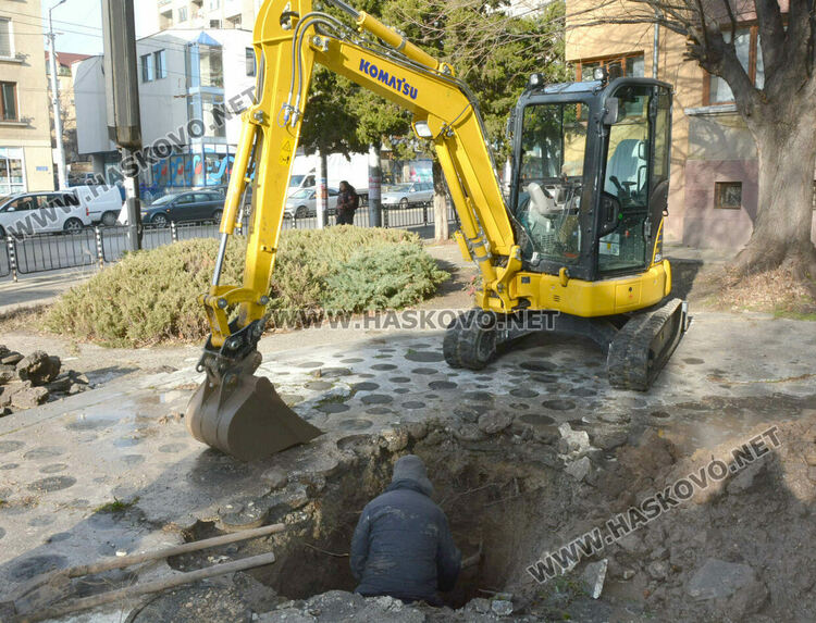ВиК разкопа паркчето на кръстовището на „Раковски“ и „Съединение“ заради авария