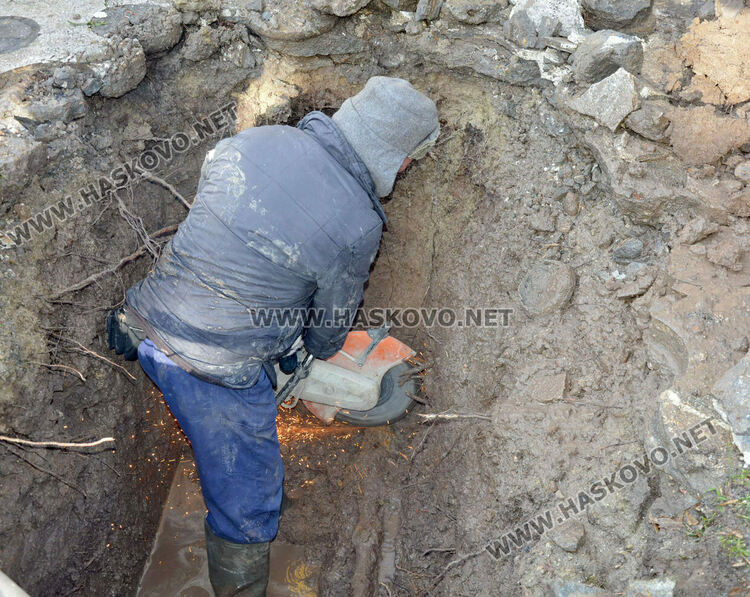 ВиК разкопа паркчето на кръстовището на „Раковски“ и „Съединение“ заради авария