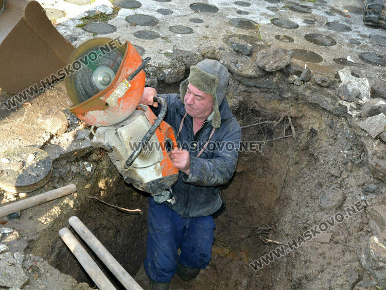 ВиК разкопа паркчето на кръстовището на „Раковски“ и „Съединение“ заради авария