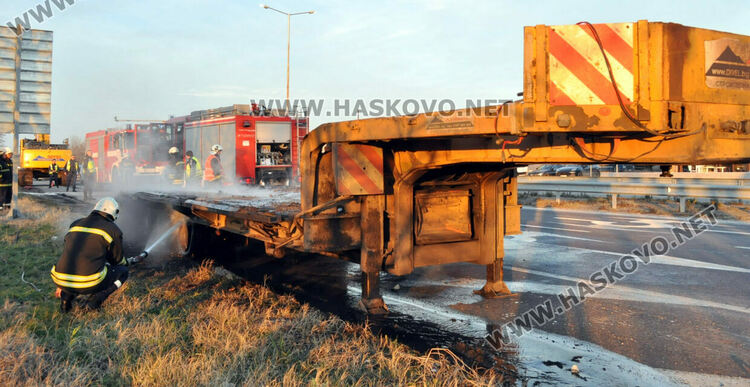 Платформа на тир се запали в движение между Димитровград и Хасково
