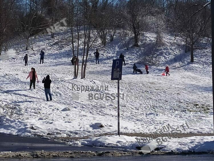 Синоптици вдъхнаха надежди за сняг, децата в Кърджали стягат шейни за Иванци