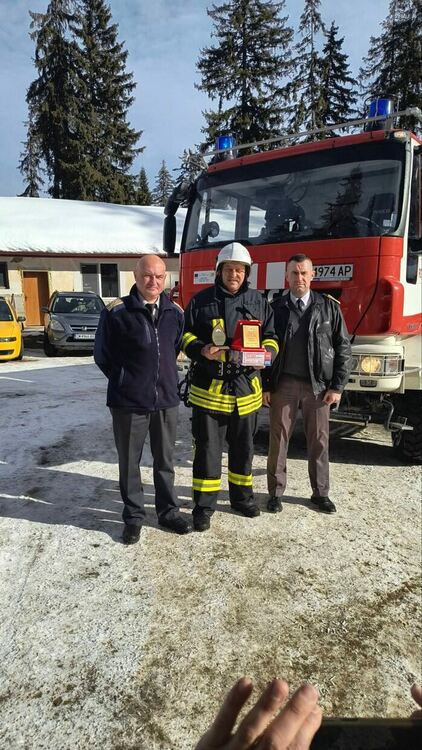 С традиционно къпане изпратиха в заслужен отдих пожарникар от службата в Пампорово