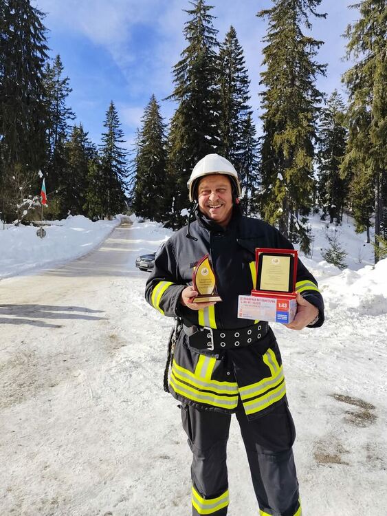 С традиционно къпане изпратиха в заслужен отдих пожарникар от службата в Пампорово