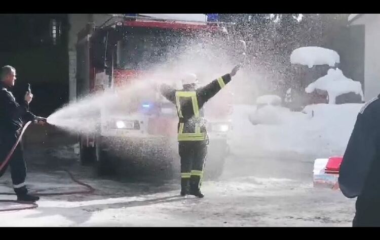 С традиционно къпане изпратиха в заслужен отдих пожарникар от службата в Пампорово