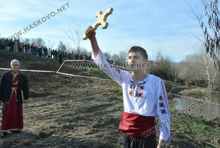 50 мъже скочиха за кръста и се хванаха на леденото хоро в Харманли