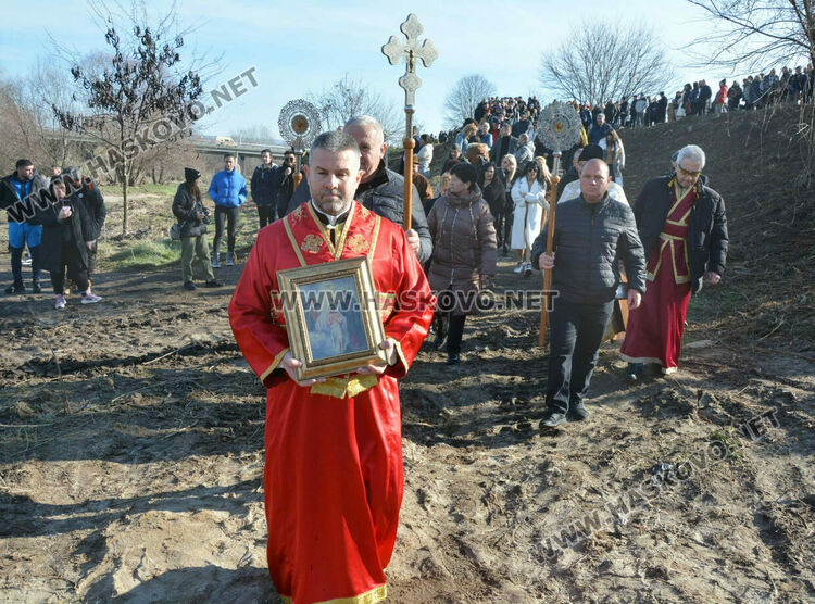 50 мъже скочиха за кръста и се хванаха на леденото хоро в Харманли