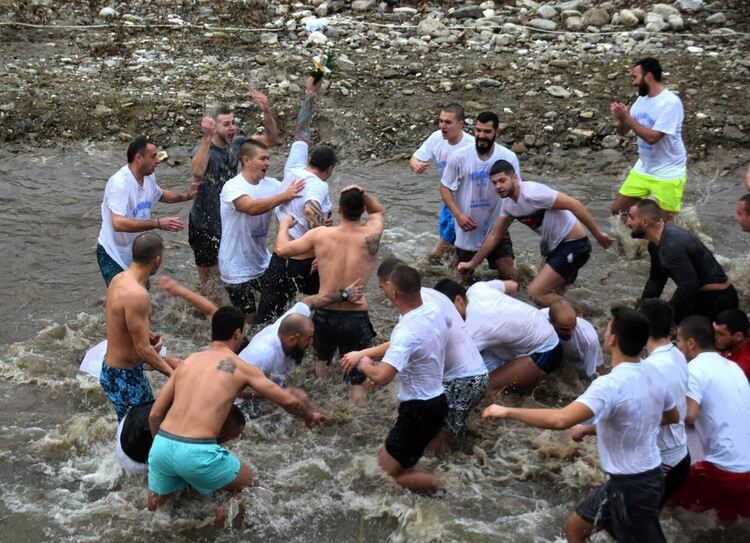 32-годишния Мартин спаси богоявленския кръст в Асеновград 