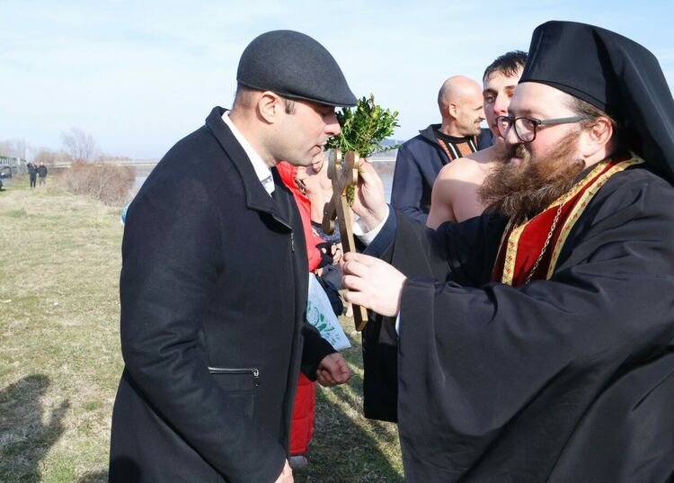 18-годишният ученик Христо Георгиев извади кръста от р. Марица