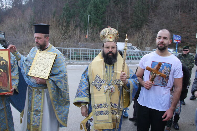 36-годишен инженер извади богоявленския кръст от водите на река Черна в Смолян