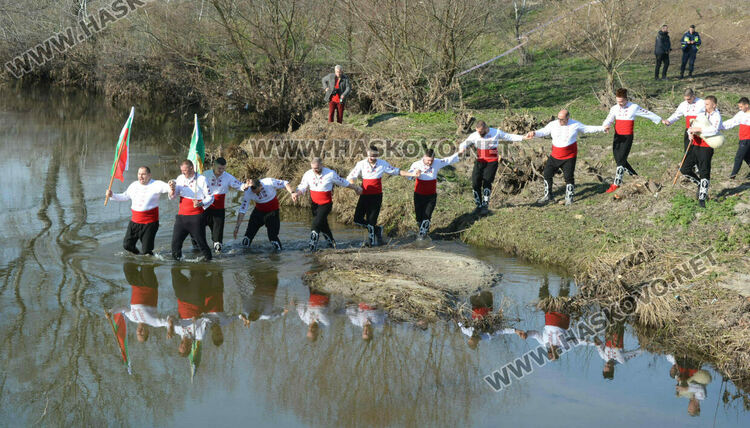50 мъже скочиха за кръста и се хванаха на леденото хоро в Харманли