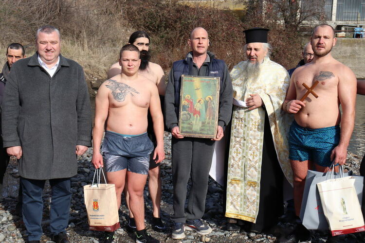 Тихомир Стефанов за четвърта поредна година извади кръста на Богоявление в Гарваново