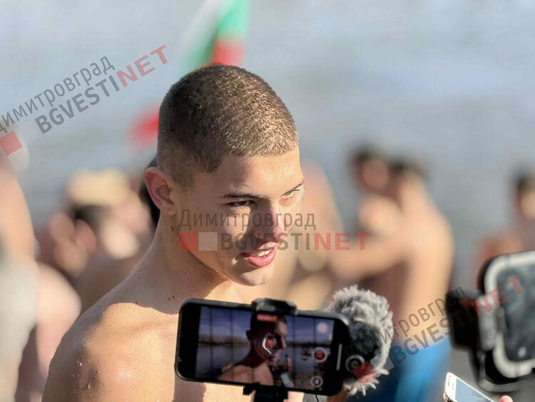 15-годишния Александър спаси Христовия кръст в Димитровград