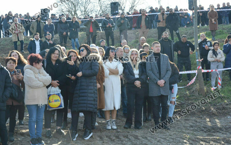 50 мъже скочиха за кръста и се хванаха на леденото хоро в Харманли